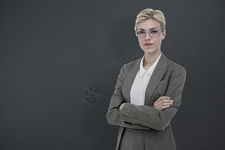 商业女商务人士在白色背景上微笑的复合形象女性头发金发女郎手臂套装灰色商务人士金发女士图片