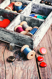 带有缝纫工具的框刺绣闲暇工艺收藏手工衣服纺织品按钮丝绸卷轴图片