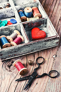 带有缝纫工具的框按钮衣服筒管维修工艺丝绸针线活细绳纺织品刺绣图片