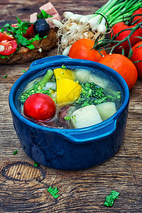 夏季汤和新鲜蔬菜乡村绿色土豆草本植物胡椒液体辣椒香料肉汤西红柿图片