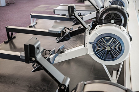 健身团体没有人的健身房文具中心设施俱乐部房间工具力量团体重量机器背景