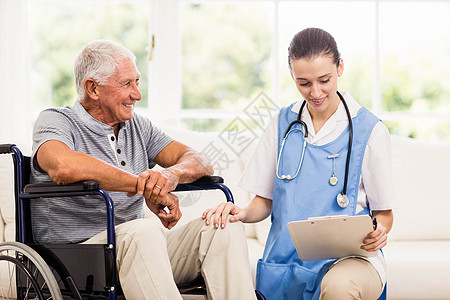 检查病人健康状况的医生轮椅诊断住所闲暇帮助家庭长椅客厅沙发退休图片