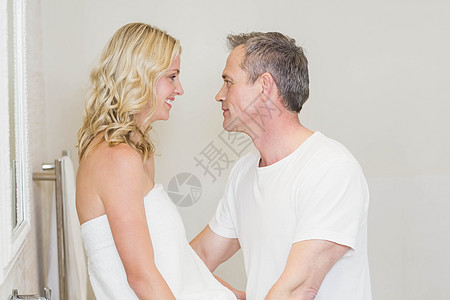 可爱的一对情侣即将亲吻男人住所夫妻微笑感情洗澡家庭情人女性床罩图片