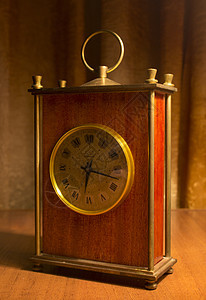 表格上的旧表时钟时间数字圆圈小时桌子机器暖光古董木头手表背景图片