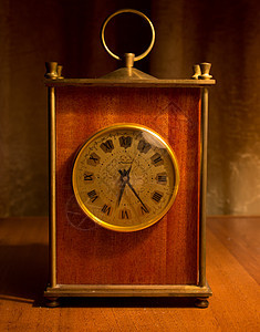 表格上的旧表时钟手表桌子小时金子木头数字橙子风化时间古董背景图片
