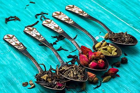 五种松散茶茶汤匙仪式草本绿色黑色美食玫瑰床单背景图片