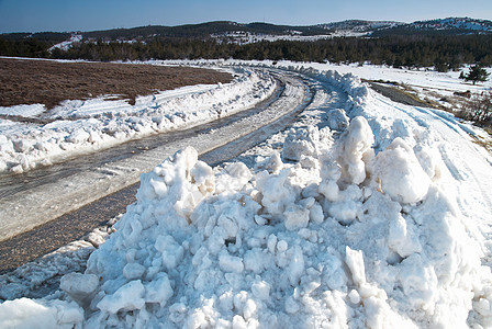 冬季路上的足迹天空暴风雪小路天气树木车道街道国家旅行场地图片