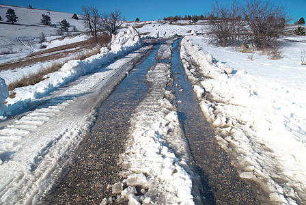 冬季路上的足迹场地小路暴风雪街道森林踪迹蓝色农村国家季节图片