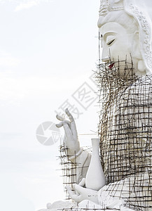 建筑下Guan Yin普萨雕像旅游传统菩萨艺术金子信仰文化旅行雕塑寺庙背景图片