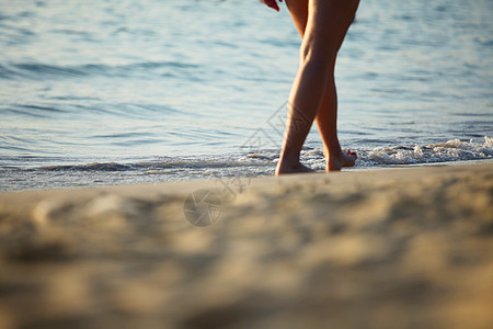 妇女在海滩上行走闲暇假期脚步女士热带海滨旅行海岸线赤脚海洋图片