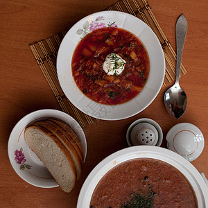 俄罗斯国民菜是红火锅香料奶油国家烹饪面包食物盘子红色厨房午餐图片
