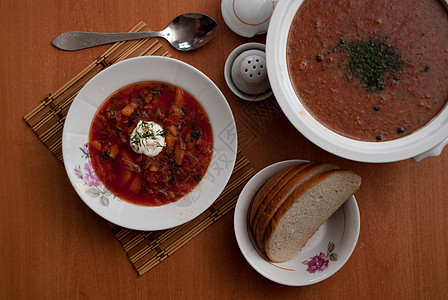 俄罗斯国民菜是红火锅红色盘子烹饪面包食物国家午餐奶油美食厨房图片