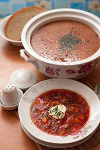 俄罗斯国民菜是红火锅美食盘子国家食物厨房红色午餐面包香料烹饪图片