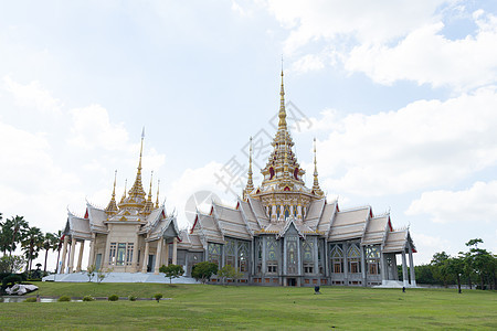 泰王国的寺庙草地文化建筑建筑学佛教徒蓝色旅行宗教公园精神图片