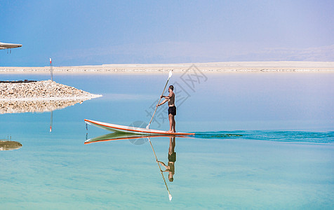 男人在船上漂浮阳光游客天空反射假期娱乐蓝色风景环境旅行图片
