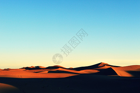 摩洛哥的撒哈拉沙漠气候小丘晴天太阳旅行口渴海浪沙丘旅游孤独背景图片