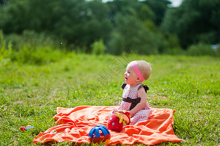 微笑的小女孩肖像乐趣婴儿女性快乐孩子裙子玩具头发儿童童年图片
