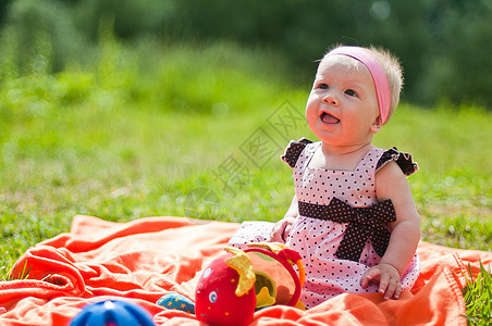 微笑的小女孩肖像女士婴儿粉色女儿孩子裙子女孩头发儿童快乐图片