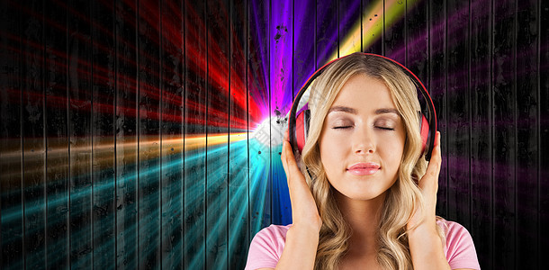 一位收听音乐的妇女的近身综合形象耳机双手紫色快乐激光金发女郎夜生活蓝色享受绘图图片