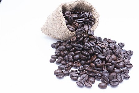 咖啡豆在木制勺子里 和从一个赫西亚的b溢出饮料食物棕色解雇白色豆子麻布咖啡黄麻图片