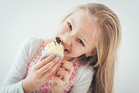 吃蛋糕儿童微笑水平的高清图片