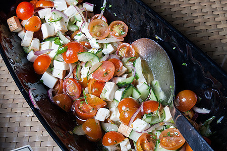 沙拉加新鲜番茄樱桃奶酪和生菜叶子午餐白色盘子饮食粮食蔬菜胡椒食物沙拉图片