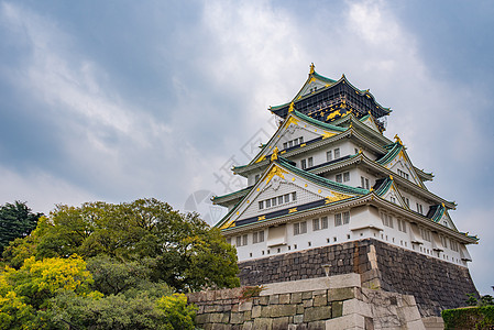 大阪城堡在云天中 在大阪下雨前 日本大阪堡垒公园遗产文化地标历史性旅行观光武士建筑学图片