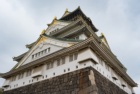 大阪城堡在云天中 在大阪下雨前 日本大阪建筑堡垒历史性武士文化天空旅行场景遗产公园图片