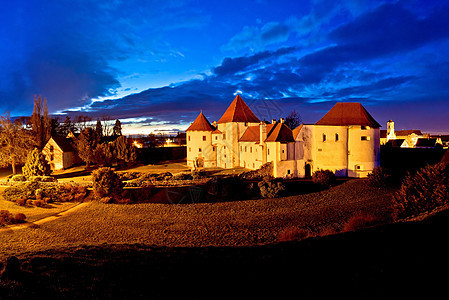 瓦拉兹丁旧城镇标志性夜景图片
