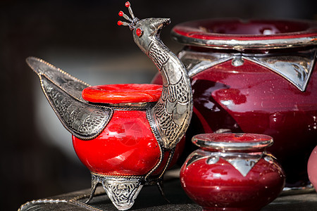 摩洛哥陶瓷锅销售纪念品炊具釉面装饰品红色露天店铺盘子摊位图片