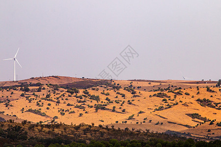 葡萄牙的干旱地貌晴天孤独环境风车草地土地活力牧场国家发电机图片