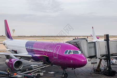 粉色飞机正准备起飞飞行旅游游客飞机场加载运输安全国际跑道乘客商业图片