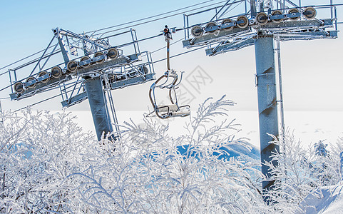 滑雪缆车韩国冬季的雪堆覆盖着椅子升降机升降椅爬坡活动闲暇运输顶峰木板滑雪板滑雪者滑雪背景