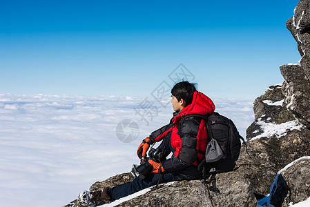 山顶上的男人 冬天的风景图片