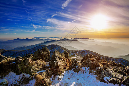 南韩Deogyuyusan山的冬季风景与日落和雾雾图片