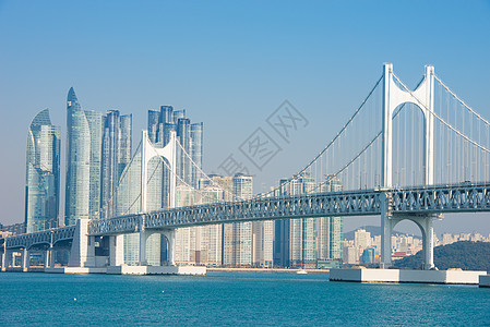 韩国釜山的光安桥和海云台景观通道天空海堤码头海景摩天大楼建筑交通城市图片