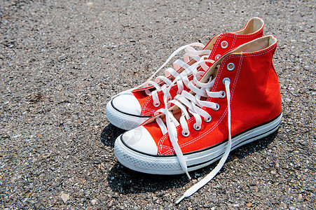 黑色背景的红运动鞋牛仔裤青年黑板旅行小路街道路面指导生活红色图片
