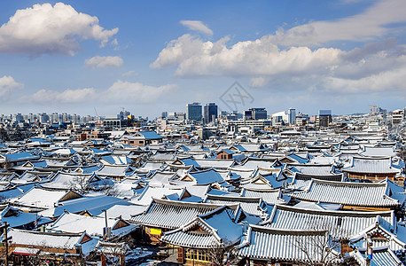 Jeonju传统朝鲜村的屋顶上满是雪公园丘陵下雪蓝色降雪遗产天际雪花雪景全州图片