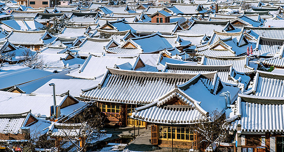 Jeonju传统朝鲜村的屋顶上满是雪全景全州公园天际村庄遗产雪景蓝色建筑物天空图片