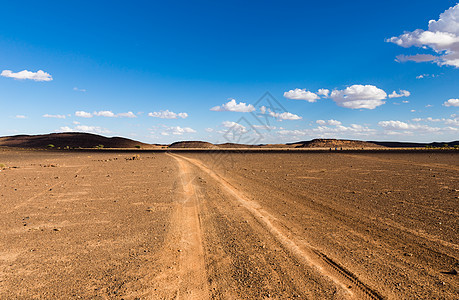 沙漠中的公路上栅栏旅游风景探索自由山脉冒险地平线全景天空图片