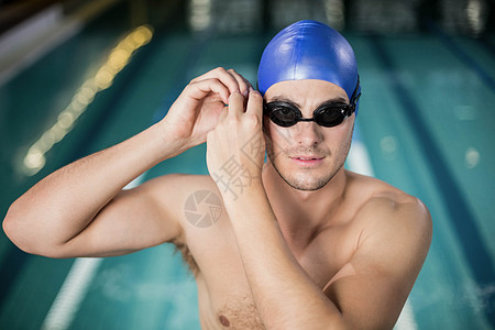 健身人调整护目镜身体运动员生活方式泳装休闲游泳镜游泳者闲暇训练男性图片
