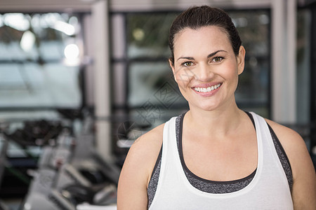 女性在运动服中微笑竞技身体闲暇娱乐健身健身室训练器材健身房运动图片