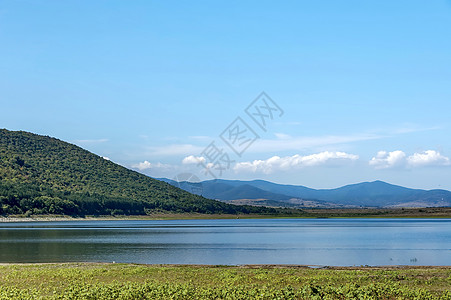 美人仰望拉比沙湖和马古拉山洞的长相森林天空土壤季节绿色地面叶子蓝色钓鱼洞穴图片