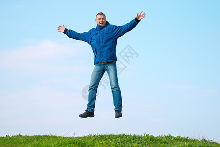 跳跃人场地草地成人幸福男性身体假期乐趣自由太阳图片