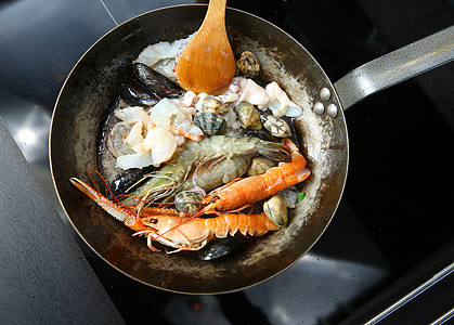 海鲜虾和海饭都炒在锅里蔬菜橙子海鲜饭鱿鱼香料美食烧烤盘子小龙虾国家图片