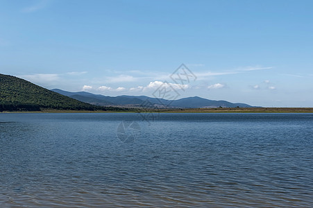 马古拉洞穴附近的拉比沙湖海岸洞穴地面钓鱼衬套绿色土壤蓝色波浪季节天空图片