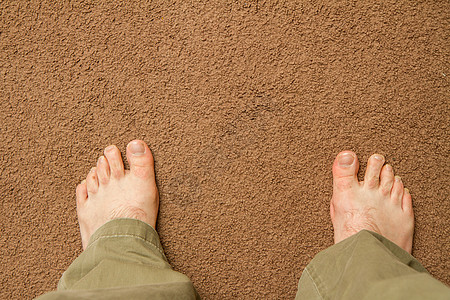 站着男性地毯地面赤脚男人图片