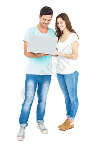 使用笔记本电脑的幸福情侣微笑感情服装女性男性男朋友男人女朋友夫妻技术图片