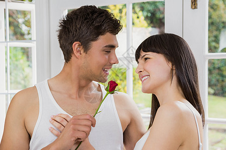 男人向女人献红玫瑰女士男性说谎女性公寓玫瑰家庭亲密感情怀客厅图片