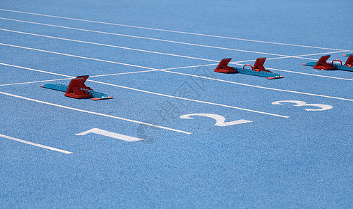 运行字段上的数字车道竞赛场地赛马场运动田径体育场竞争比赛跑步图片